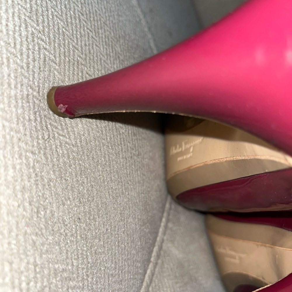 Salvatore Ferragamo Women’s Patent Leather Ruby Red Almond Toe Pumps US 9.5 M - Picture 5 of 8